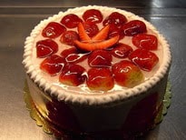 4 Kişilik Çilekli yaş pasta En yakın pastane İstanbul pasta